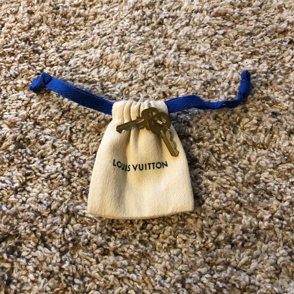 Louis Vuitton original: keys (2) and bag